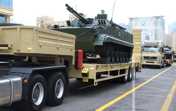 В Баку прошел марш военнослужащих в честь Дня Победы