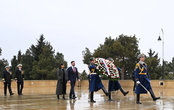 ABŞ Vitse-prezidenti və həyat yoldaşı Şəhidlər xiyabanını ziyarət ediblər