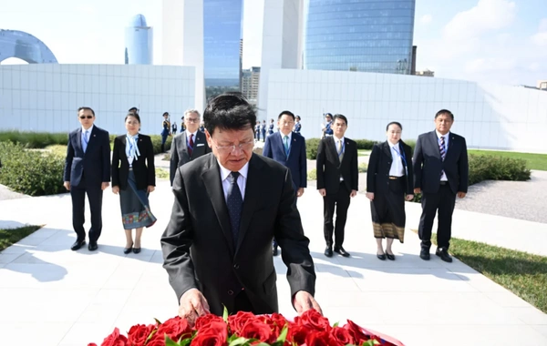 Laos Prezidenti Zəfər parkını ziyarət edib