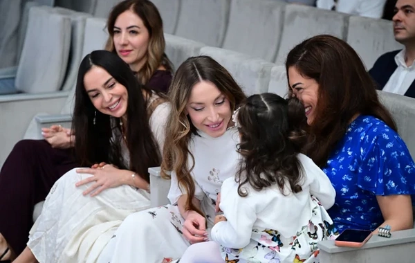 Leyla Əliyeva və Alyona Əliyeva Müstəqillik Gününə həsr olunmuş konserti izləyiblər