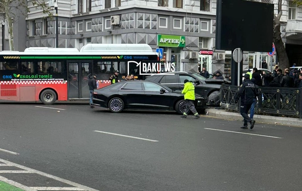 Bakının mərkəzində iki maşın öncə bir-birinə, sonra dəmirlərə çırpıldı