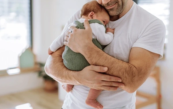 Azərbaycanda övladı yeni doğulan kişilərə ÖDƏNİŞLİ məzuniyyət verilə bilər