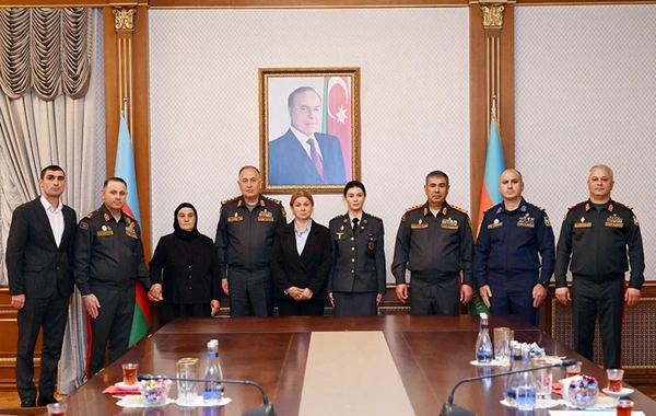 Zakir Həsənov Milli qəhrəmanların ailələlərinə medallar təqdim edib