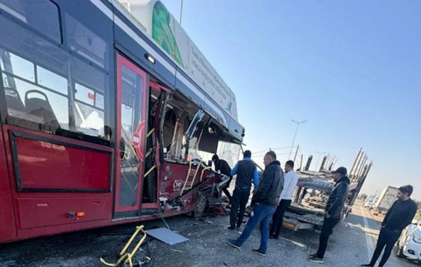Bakıda avtobus "Range Rover"lə toqquşdu