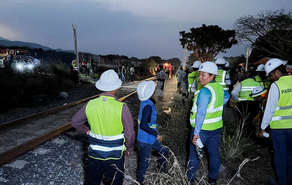 Meksikada sərnişin qatarı relsdən çıxdı: azı 13 nəfər ölüb, onlarla yaralı var