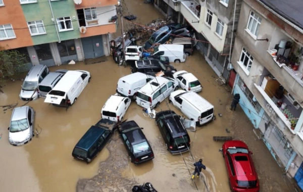 İstanbuldakı leysandan sonra MƏNZƏRƏ - 50-dən çox avtomobil tərsinə çevrildi