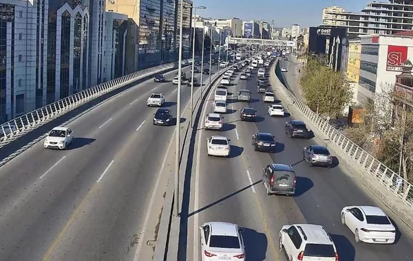 Bakının bir sıra yollarında nəqliyyatın sıxlığı yaranıb