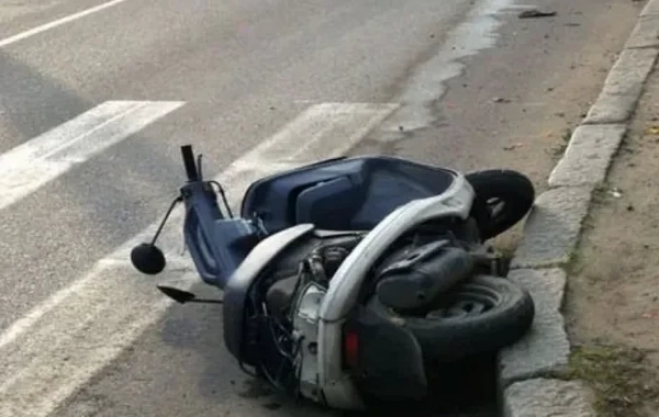 В Азербайджане подросток погиб после падения со скутера