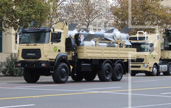 В Баку прошел марш военнослужащих в честь Дня Победы