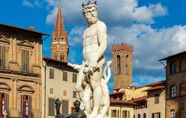 Florensiyada turist tarixi heykəli zədələyib: 5 min avroluq ziyan