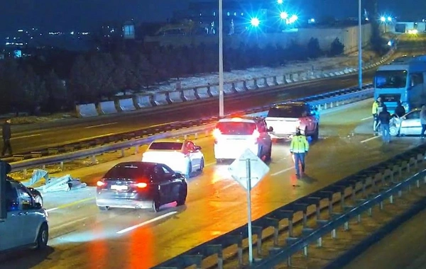 Kənar dairəvi yolda buzlaşma səbəbindən nəqliyyatın hərəkətində çətinlik yaranıb