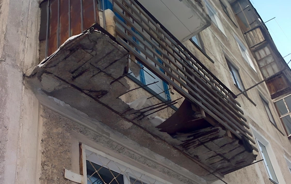 Bakıda binanın eyvanı uçub