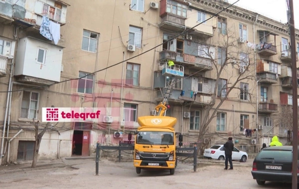 Bakıda binanın eyvanı uçub