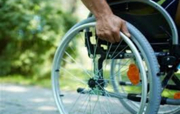 Əlillik dərəcələrinin qanunsuz təyini ilə bağlı rüşvət işində təqsirləndirilən şəxs məhkəməyə verilib