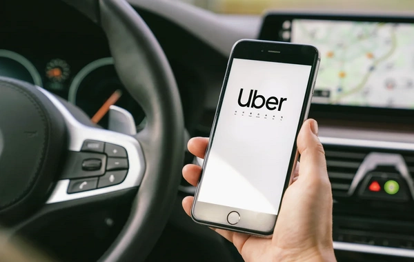 Sürücü hesablarını blokladığına görə Uberi 825 milyon avro cərimə gözləyir