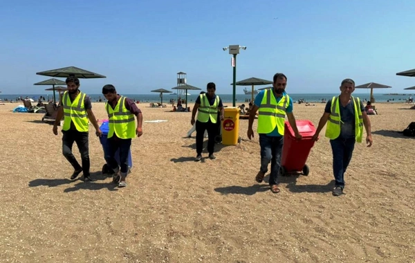 Службы чистоты на пляжах начали работать в усиленном режиме