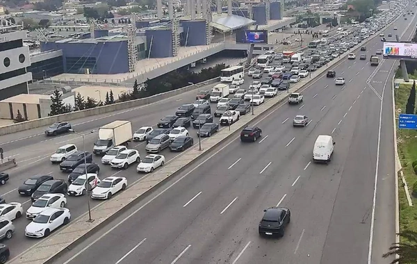 Bakıda həftənin ilk günündə sıxlıq olan yollar açıqlanıb