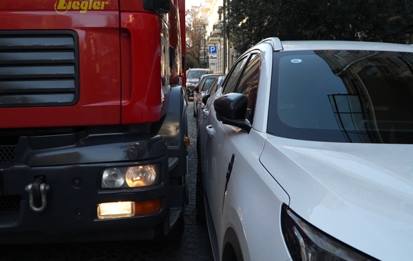 Fəvvarələr meydanında TƏLİM - Yanğınsöndürən maşınlar sərbəst hərəkət edə bilmədi
