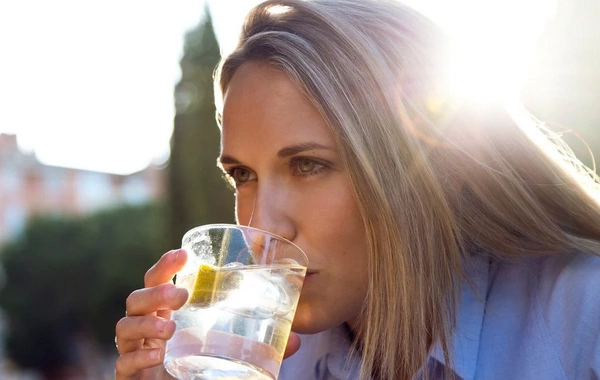 Названы два типа напитков, которые нельзя пить в жару