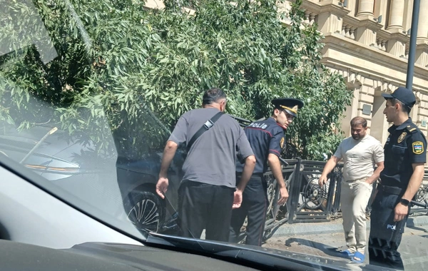 Bakının mərkəzində sükanı bloklanan maşın ağaca çırpıldı - GÖRÜNTÜLƏR