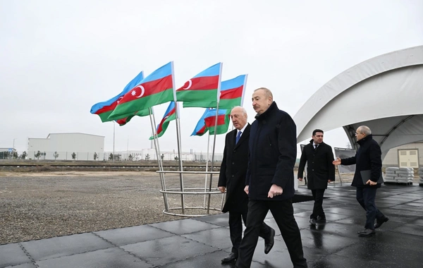 İlham Əliyev Sumqayıt Sənaye Parkında polipropilen və laminatlı kisə istehsalı müəssisəsinin təməlini qoyub