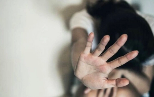 Bakıda hamilə qadını döyüb uşağını itirməsinə səbəb olan ərin məhkəməsi: "Yeməyə artıq duz atdı, mən də döydüm"