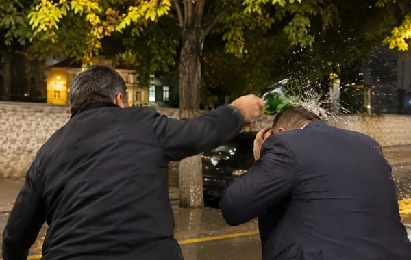 Məmur Şəkidə ciyər axşamında bələdiyyə sədrinin başına butulka çırpdı - Təfərrüat