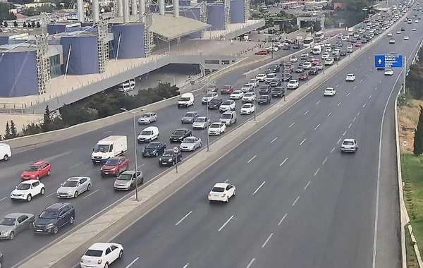Bakının bəzi yollarında tıxac yaranıb
