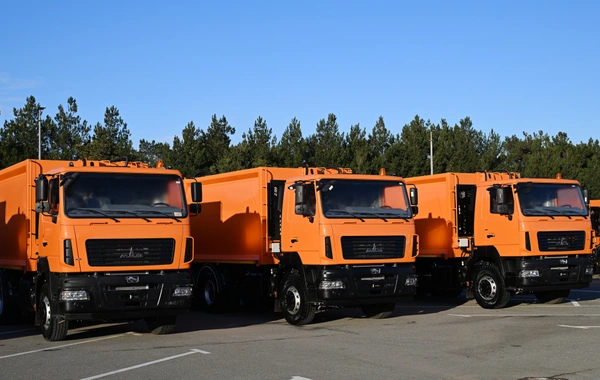 Prezident İlham Əliyev Bakıda məişət tullantıları daşıyan texnikalarla tanış olub