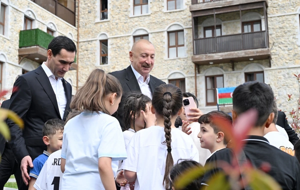 İlham Əliyev və Sərdar Berdiməhəmmədov Şuşa şəhərində inşa edilmiş birinci yaşayış kompleksində olublar