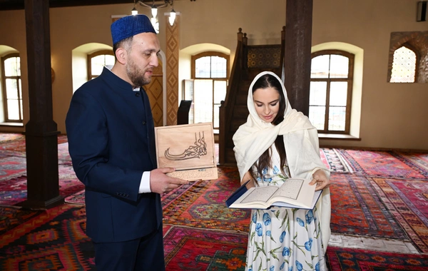 Leyla Əliyeva və Arzu Əliyeva Şəkidə Xan məscidini ziyarət ediblər