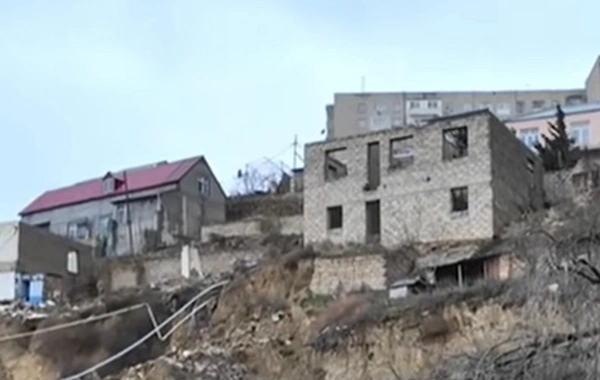 Оползни в Баку вышли на опасный уровень: жители сообщают о повреждениях зданий