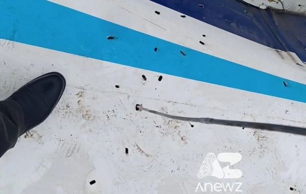 Фотографии фюзеляжа самолета AZAL свидетельствуют о внешней атаке