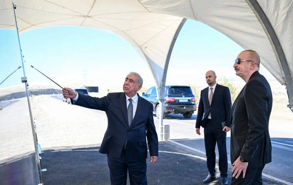 Prezident İlham Əliyev Cəbrayıl rayonunda "Şəfəq" Günəş Elektrik Stansiyasına gedən avtomobil yolunun açılışında iştirak edib Prezident İlham Əliyev Cəbrayıl rayonunda "Şəfəq" Günəş Elektrik Stansiyasına gedən avtomobil yolunun açılışında iştirak edib