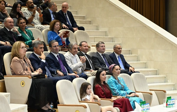 Leyla Əliyeva Arkadağ şəhərində əfsanəvi "Galkynyş" milli atüstü oyunlar qrupunun çıxışını izləyib
