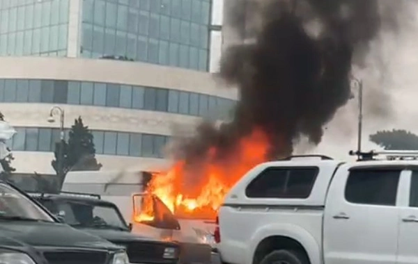 Heydər Əliyev prospektində Ford YANIR