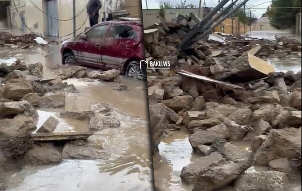 Bakıda məktəbin hasarı avtomobillərin üzərinə aşdı