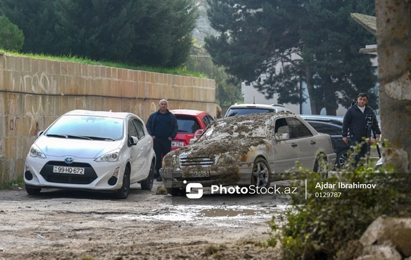 Bakıda poliklinikanın həyətindəki sürüşməyə magistral su xətti səbəb olub?