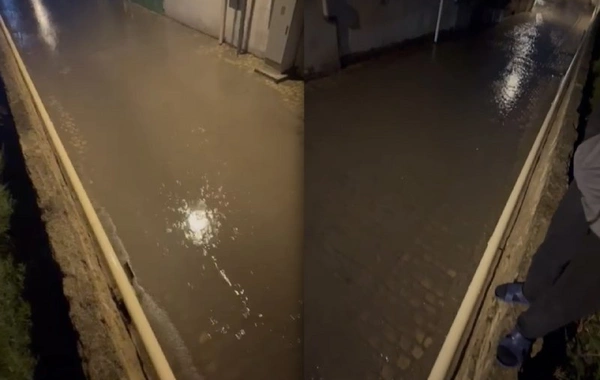 Yeni çəkilən yolu yağış suyu basdı - Sakinlər küçə ilə yox, hasarın üstü ilə gedib-gəldi