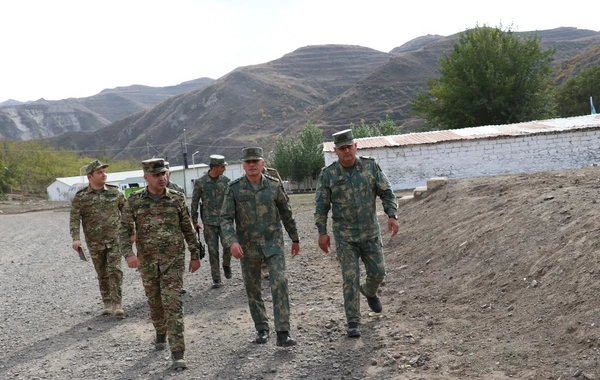 Bəhruz Əhmədov Laçında hərbçilərlə görüşüb
