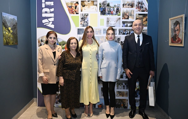Arzu Əliyeva və Alena Əliyeva "Rənglərdə yaşanan 10 il" mövzusunda keçirilən sərgidə iştirak ediblər