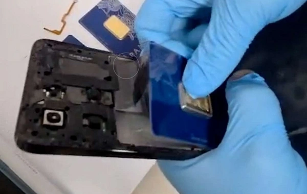 Mobil telefonda və ayaqqabılarda gizlədilmiş qızıl külçələr aşkarlandı