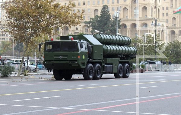 В Баку прошел марш военнослужащих в честь Дня Победы