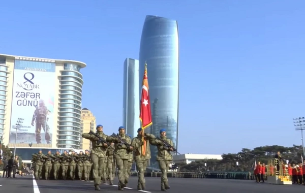 Türkiyə hərbçiləri hərbi paradda tribuna önündən keçib