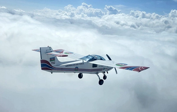 Gənc hərbi pilotlarla təlim-məşq uçuşları keçirilib