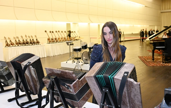 Heydər Əliyev Fondunun dəstəyi ilə alınan musiqi alətlərinin təqdimatı olub Heydər Əliyev Fondunun dəstəyi ilə alınan musiqi alətlərinin təqdimatı olub