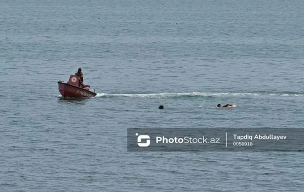 На бульваре в Баку спасли тонувшую девушку
