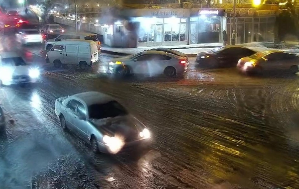 Bakıya yağan qar hərəkəti iflic edib