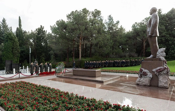 Daxili İşlər Nazirliyinin şəxsi heyəti Heydər Əliyevin məzarını ziyarət edib