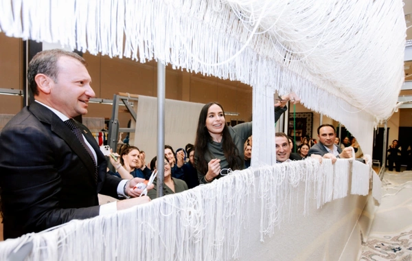 Leyla Əliyeva Şuşa məscidi üçün hazırlanmış dairəvi xalçanın kəsim mərasimində iştirak edib